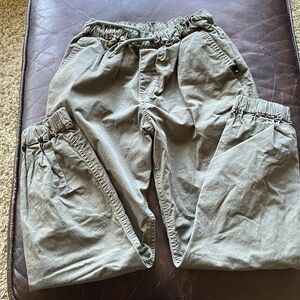 Excellent condition olive pill on pants